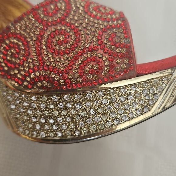 Red and Gold Slingback Heels with Peep-Toe Design - Picture 13 of 16